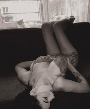 Страстная и игривая брюнетка ждет тебя в своем уютном гнездышке. Буду рада сделать твои фантазии яркими и незабываемыми! Позвони, и мы окунемся в водоворот страсти и наслаждения! 3577, 19 лет