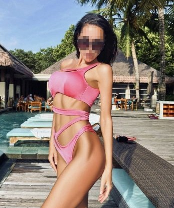 Воплотить в жизнь самые сокровенные фантазии - мое призвание. Встречусь с щедрым джентльменом, готовым ценить и наслаждаться каждой моей кривой. У меня есть все, чтобы сделать тебя счастливым: утонченный вкус, нежные руки, шикарные формы и раскрепощенный ум. Познакомишься со мной и окунешься в мир наслаждения и релаксации. Жду в гости, игривая кошечка из Москвы.️🌟💋 5555, 25 лет